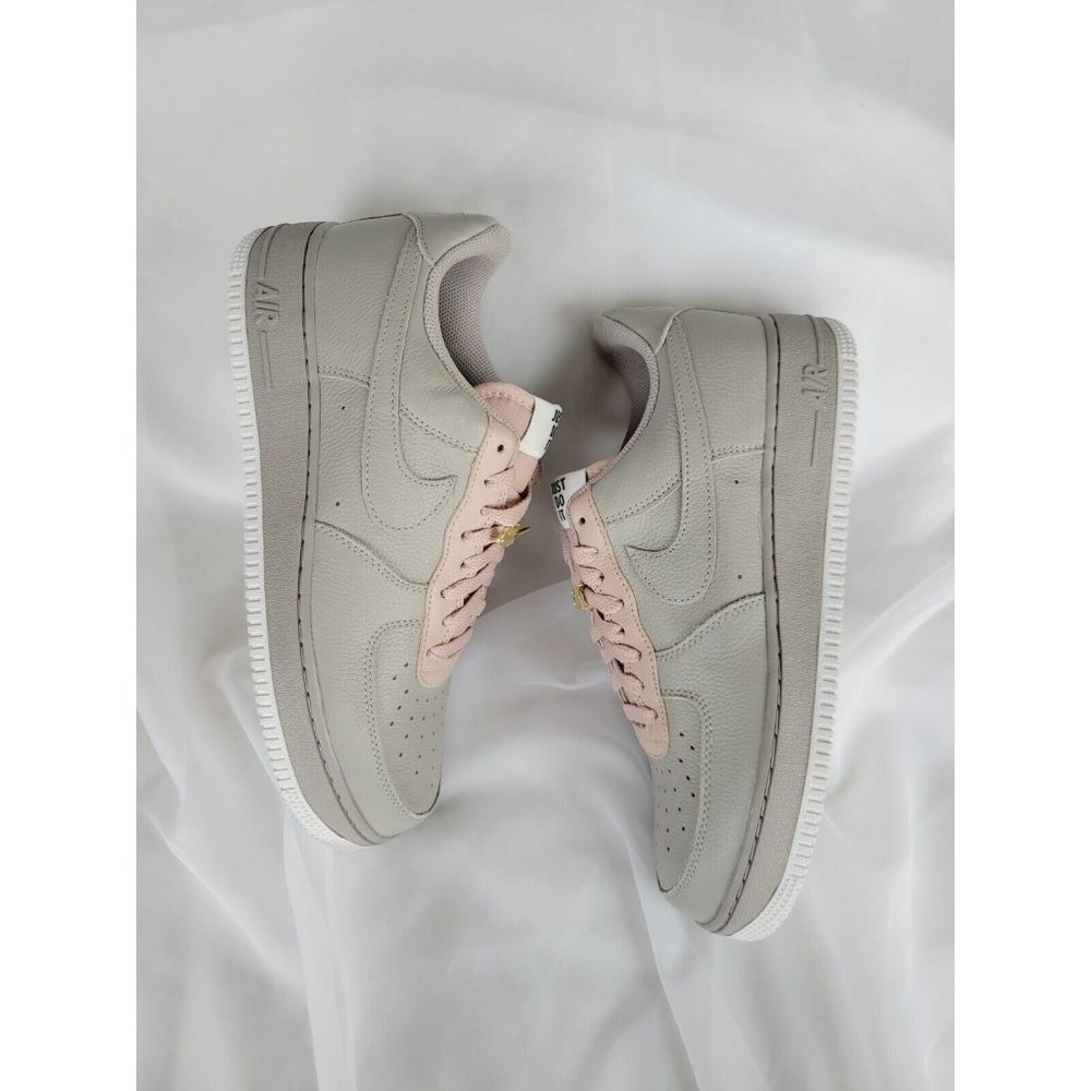 A66 SIZE 9.5 MEN'S NIKE AIR FORCE 1 LOW iD GREY / PINK DJ7015 991